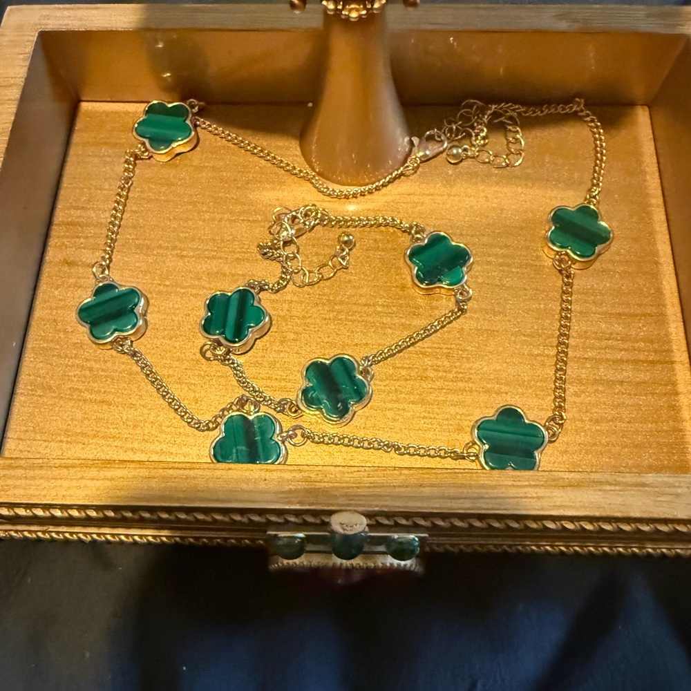 Chic Gold and Green Clover Necklace